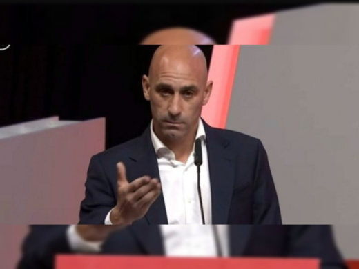 بعد فضيحته الشهيرة.. روبياليس يستقيل من رئاسة الاتحاد الإسباني بعد فضيحته الشهيرة.. روبياليس يستقيل من رئاسة الاتحاد الإسباني