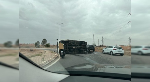 انقلاب شاحنة لنقل المساعدات لمناطق الزلزال انقلاب شاحنة لنقل المساعدات لمناطق الزلزال