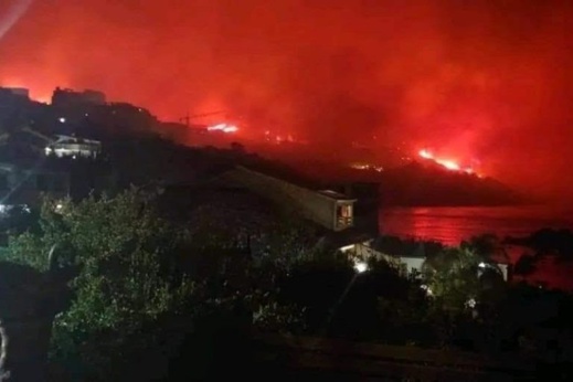 حريق مخيف يلتهم الغابات بالجزائر والنيران على مقربة من المناطق المأهولة حريق مخيف يلتهم الغابات بالجزائر والنيران على مقربة من المناطق المأهولة