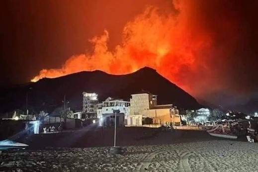 حريق مخيف يلتهم الغابات بالجزائر والنيران على مقربة من المناطق المأهولة حريق مخيف يلتهم الغابات بالجزائر والنيران على مقربة من المناطق المأهولة