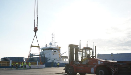 ميناء الناظور يتوصل بمعدات ضخمة من إسبانيا ميناء الناظور يتوصل بمعدات ضخمة من إسبانيا