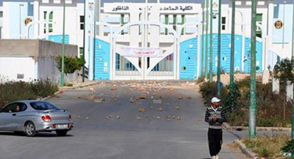 تفاصيل هجوم "عصابة" بالسيوف على كلية سلوان والأخيرة تعيش على تداعيات الحادث تفاصيل هجوم "عصابة" بالسيوف على كلية سلوان والأخيرة تعيش على تداعيات الحادث