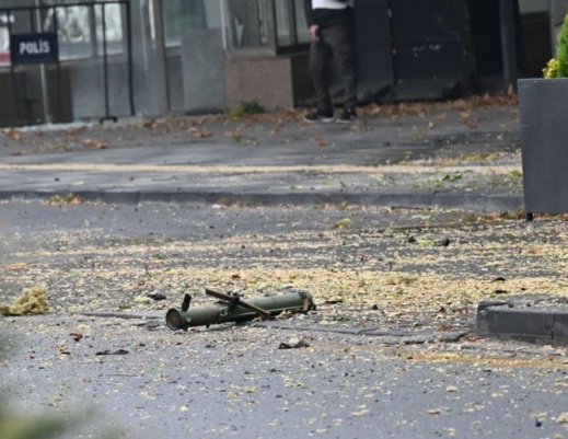 مقتل شخص وإصابة إثنين في هجوم على مقر وزارة الداخلية بتركيا مقتل شخص وإصابة إثنين في هجوم على مقر وزارة الداخلية بتركيا