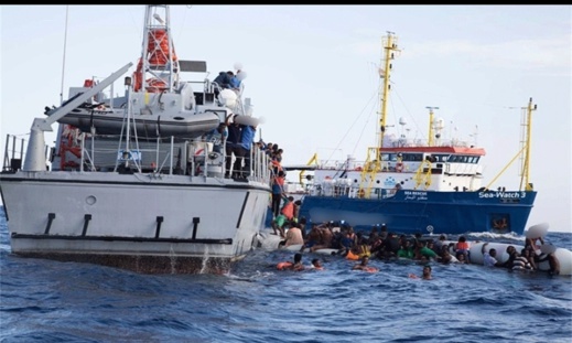 بعد أن أنقذهم.. "حراكة” يستولون على سفينة بعد مهاجمة ربانها وطاقمه بالسكاكين رفضا لإعادتهم إلى المغرب بعد أن أنقذهم.. "حراكة” يستولون على سفينة بعد مهاجمة ربانها وطاقمه بالسكاكين رفضا لإعادتهم إلى المغرب