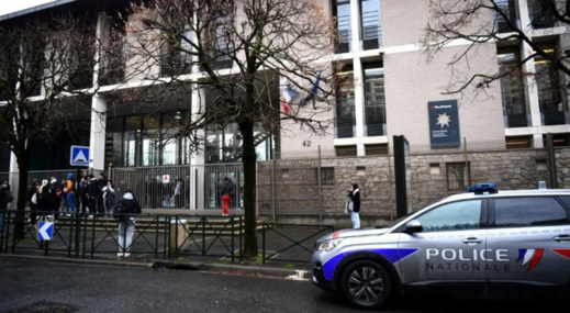 مصرع شخص وإصابة إثنين بجروح خطيرة في اعتداء بمدرسة فرنسية مصرع شخص وإصابة إثنين بجروح خطيرة في اعتداء بمدرسة فرنسية