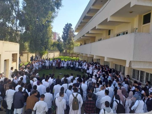 وصف الأساتذة بالمرتزقة في برنامج إذاعي مغربي يثير غضبا وصف الأساتذة بالمرتزقة في برنامج إذاعي مغربي يثير غضبا