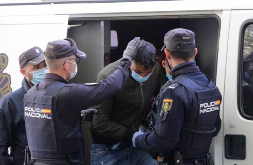 الإطاحة بشبكة متخصصة في تهريب مهاجرين مغاربة إلى إسبانيا الإطاحة بشبكة متخصصة في تهريب مهاجرين مغاربة إلى إسبانيا