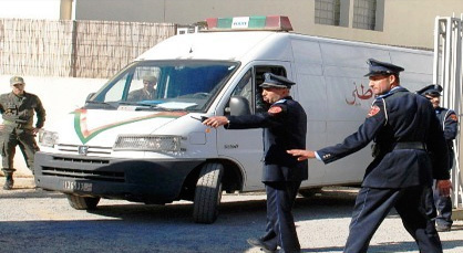 تفاصيل اعتقال 3 أشخاص بعد محاولة توريط مواطن اسباني في حيازة المخدرات بالعروي تفاصيل اعتقال 3 أشخاص بعد محاولة توريط مواطن اسباني في حيازة المخدرات بالعروي