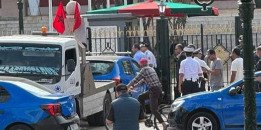 باستعمال سيارة أجرة تعود لوالدته.. شخص في حالة غير طبيعية يصطدم ببوابة البرلمان باستعمال سيارة أجرة تعود لوالدته.. شخص في حالة غير طبيعية يصطدم ببوابة البرلمان