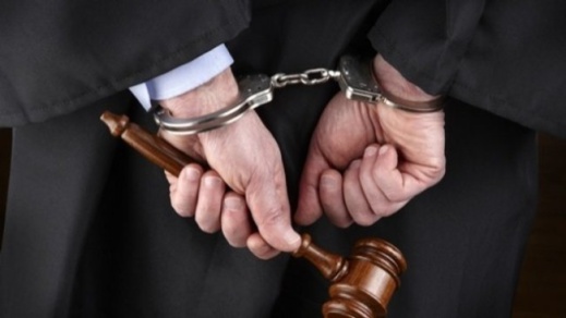 اعتقال قاضٍ تورط في التزوير للإستيلاء على عقارات الغير اعتقال قاضٍ تورط في التزوير للإستيلاء على عقارات الغير