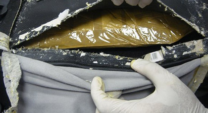 ضبط 10 كيلوغرام من الشيرا بحوزة شاب مخبأة في حقيبة يدوية ببني انصار ضبط 10 كيلوغرام من الشيرا بحوزة شاب مخبأة في حقيبة يدوية ببني انصار
