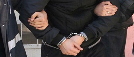 رجل يعتدي على زوجته بوحشية داخل قاعة محكمة رجل يعتدي على زوجته بوحشية داخل قاعة محكمة