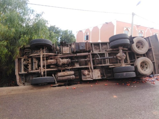 انقلاب شاحنة طماطم بالناظور يتسبب في خسائر جسيمة انقلاب شاحنة طماطم بالناظور يتسبب في خسائر جسيمة