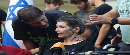 مسنة إسرائيلية تشيد بمعاملتها واهتمام حماس بها في الأسر مسنة إسرائيلية تشيد بمعاملتها واهتمام حماس بها في الأسر