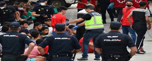 توقيف 64 مغربيا بمليلية بسبب تزوير تواريخ ميلادهم للاستفادة من الامتيازات الممنوحة للقاصرين توقيف 64 مغربيا بمليلية بسبب تزوير تواريخ ميلادهم للاستفادة من الامتيازات الممنوحة للقاصرين