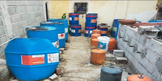 الدرك يحجز 14 طنا من "ماء الحياة" في معمل سري الدرك يحجز 14 طنا من "ماء الحياة" في معمل سري