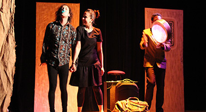 الأيام المسرحية لمدينة الناظور تواصل فعالياتها بعرض مسرحي "انغمسن" لفرقة من الحسيمة