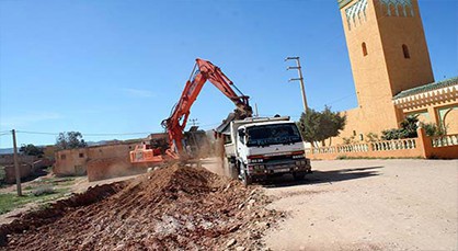 الشروع في تنفيذ مشروع تزفيت الطريق المؤدي إلى دوار القضيا والساكنة تطالب باحترام بنود دفتر التحملات