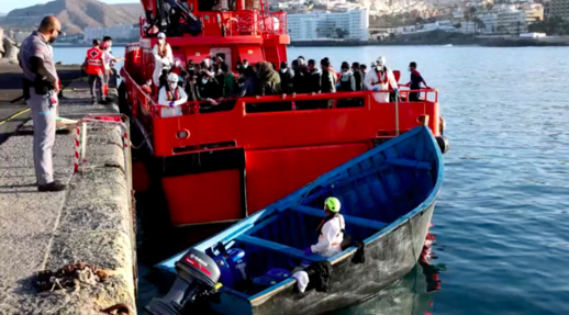 تقديم المساعدة ل 17 مهاجرا سريا أبحروا من الحسيمة تقديم المساعدة ل 17 مهاجرا سريا أبحروا من الحسيمة