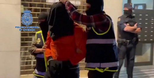 فيديو للحظة اعتقال تيكتوكر مغربي معروف من طرف الشرطة الاسبانية