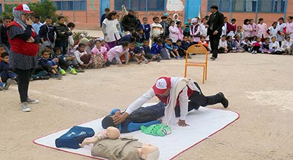 النادي الصحي والهلال الأحمر المغربي في نشاط بمدرسة عمر المختار