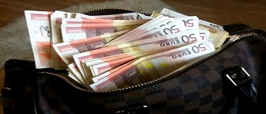 مهاجر مغربي يعثر على حقيبة بها  2338 أورو ويسلمها للشرطة مهاجر مغربي يعثر على حقيبة بها  2338 أورو ويسلمها للشرطة