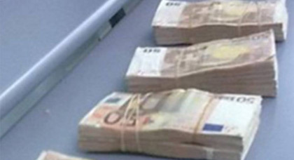 ضبط 9000 يورو بحوزة شاب متهم بالإتجار في المخدرات بمعبر بني أنصار