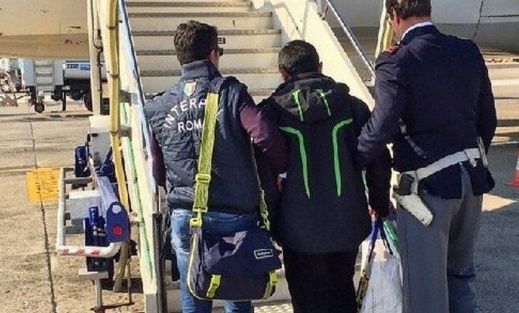 ترحيل مهاجر مغربي بأوروبا حطم محتويات كنيسة ترحيل مهاجر مغربي بأوروبا حطم محتويات كنيسة