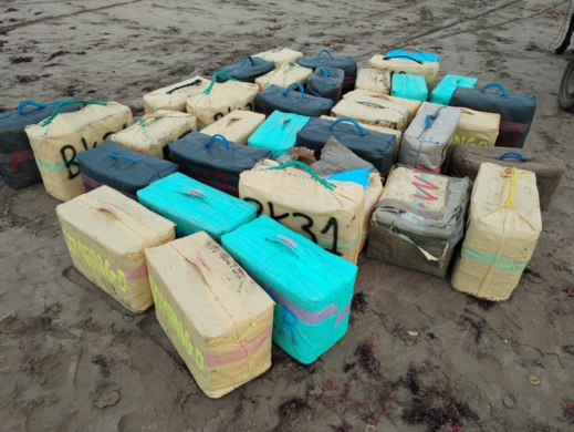 البحر يلفظ رزما من الحشيش بميناء الناظور غرب المتوسط وعودة نشاط التهريب لسواحل الدريوش البحر يلفظ رزما من الحشيش بميناء الناظور غرب المتوسط وعودة نشاط التهريب لسواحل الدريوش