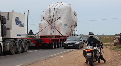 شاحنة ضخمة تنقل "توربين عملاق" تمّر من الناظور