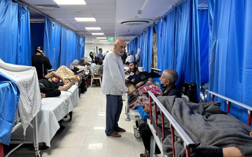 الاحتلال الإسرائيلي يخرج المئات من الأشخاص من مستشفى الشفاء بغزة