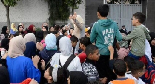 آباء تلاميذ ثانوية المطار يتضامنون مع الأساتذة ويرفضون تعويضهم بمن لا يملك صفة مهنية آباء تلاميذ ثانوية المطار يتضامنون مع الأساتذة ويرفضون تعويضهم بمن لا يملك صفة مهنية