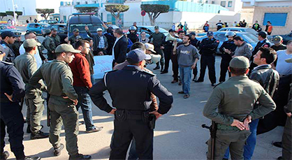 فيديو: معطلو الناظور يستنفرون الأجهزة الأمنيّة والأخيرة تحاصر مسيرتهم الاحتجاجية فيديو: معطلو الناظور يستنفرون الأجهزة الأمنيّة والأخيرة تحاصر مسيرتهم الاحتجاجية