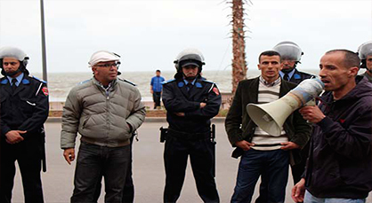 قوات الأمن تضرب طوقا أمنيا على مسيرة للمعطلين وسط الناظور قوات الأمن تضرب طوقا أمنيا على مسيرة للمعطلين وسط الناظور