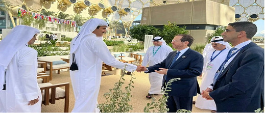 مصافحة تاريخية بين أمير قطر والرئيس الإسرائيلي في زمن الحرب على غزة مصافحة تاريخية بين أمير قطر والرئيس الإسرائيلي في زمن الحرب على غزة