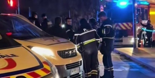 مقتل شخص وجرح آخرين في هجوم بالسلاح الأبيض بباريس مقتل شخص وجرح آخرين في هجوم بالسلاح الأبيض بباريس