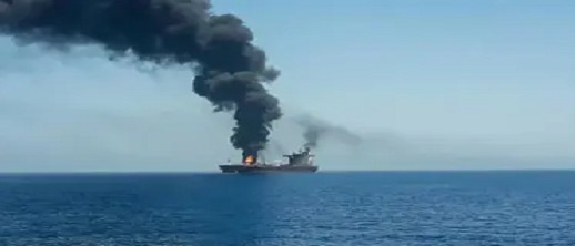 الحوثيون يعلنون استهداف سفينتين إسرائيليتين والولايات المتحدة ترد الحوثيون يعلنون استهداف سفينتين إسرائيليتين والولايات المتحدة ترد