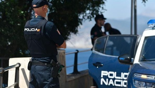 متهم بجريمة قتل.. سلطات المدينة المحتلة تسلم مواطنا جزائريا لفرنسا حاول التسلل إلى المغرب متهم بجريمة قتل.. سلطات المدينة المحتلة تسلم مواطنا جزائريا لفرنسا حاول التسلل إلى المغرب