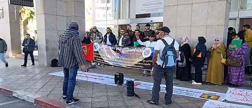مئات الشباب مهددون بالسجن بسبب برنامج فرصة.. والضحايا يحتجون أمام الوزارة مئات الشباب مهددون بالسجن بسبب برنامج فرصة.. والضحايا يحتجون أمام الوزارة