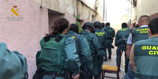 اعتقال مهاجرين مغاربة بإسبانيا استغلوا مهاجرين غير نظاميين في أعمال شاقة اعتقال مهاجرين مغاربة بإسبانيا استغلوا مهاجرين غير نظاميين في أعمال شاقة