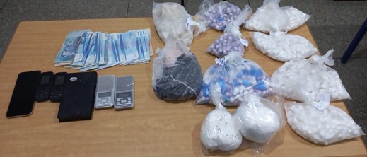 عملية ناجحة للشرطة في محاربة الاتجار بالمخدرات: اعتقال تاجر حاول إرشاء رجال الأمن عملية ناجحة للشرطة في محاربة الاتجار بالمخدرات: اعتقال تاجر حاول إرشاء رجال الأمن