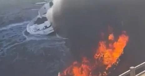 مهاجرون ينجحون في الوصول إلى سواحل مليلية ويحرقون القارب قبل الفرار مهاجرون ينجحون في الوصول إلى سواحل مليلية ويحرقون القارب قبل الفرار