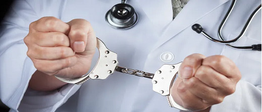 إدانة طبيب بجريمة خيانة الأمانة وسحب ودائع ورثة شخص متوفي إدانة طبيب بجريمة خيانة الأمانة وسحب ودائع ورثة شخص متوفي