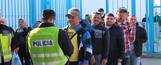 مسؤول الشرطة الإسبانية يلمح لقرار جديد يروم فتح معبر مليلية في وجه سكان الناظور غير المتوفرين على الفيزا مسؤول الشرطة الإسبانية يلمح لقرار جديد يروم فتح معبر مليلية في وجه سكان الناظور غير المتوفرين على الفيزا