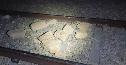 ينطلق من محطة الناظور المدينة.. توقيف شخصين اعترضوا قطارا بالحجارة وعرضوا سلامة طاقمه وركابه للخطر ينطلق من محطة الناظور المدينة.. توقيف شخصين اعترضوا قطارا بالحجارة وعرضوا سلامة طاقمه وركابه للخطر