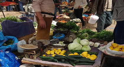 تراجع اسعار الخضر و الفواكه بالسوق الاسبوعي تمسمان بسبب انخفاظ الطلب