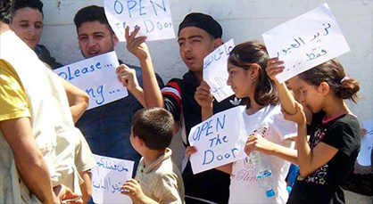 سوريون يرفعون شعار "إفتحوا لنا الأبواب" من أجل الدخول إلى مليلية