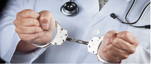 الشرطة توقف طبيبا ومستخدمة صيدلية بتهمة الاتجار في المخدرات الشرطة توقف طبيبا ومستخدمة صيدلية بتهمة الاتجار في المخدرات
