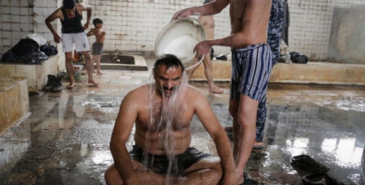 تفاقم ندرة المياه في المغرب.. السلطات بهذه المدينة تقرر إغلاق الحمامات 3 أيام في الأسبوع ومدن أخرى في الطريق تفاقم ندرة المياه في المغرب.. السلطات بهذه المدينة تقرر إغلاق الحمامات 3 أيام في الأسبوع ومدن أخرى في الطريق