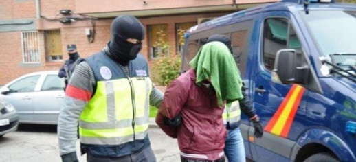 الأمن الإسباني يفكك شبكة تهريب تشمل مسؤولين داخل البوليساريو الأمن الإسباني يفكك شبكة تهريب تشمل مسؤولين داخل البوليساريو